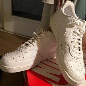 Nike Men’s size 10 Vision Court Lo